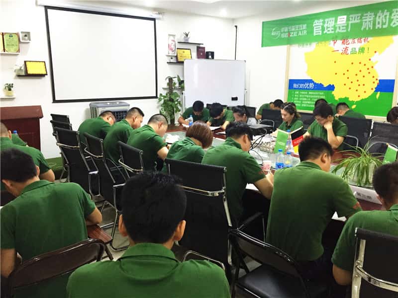 薩震節能空壓機銷售精英們認真做題