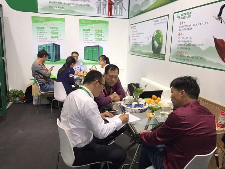 展會訪客在洽談區與薩震空壓機工作人員交流