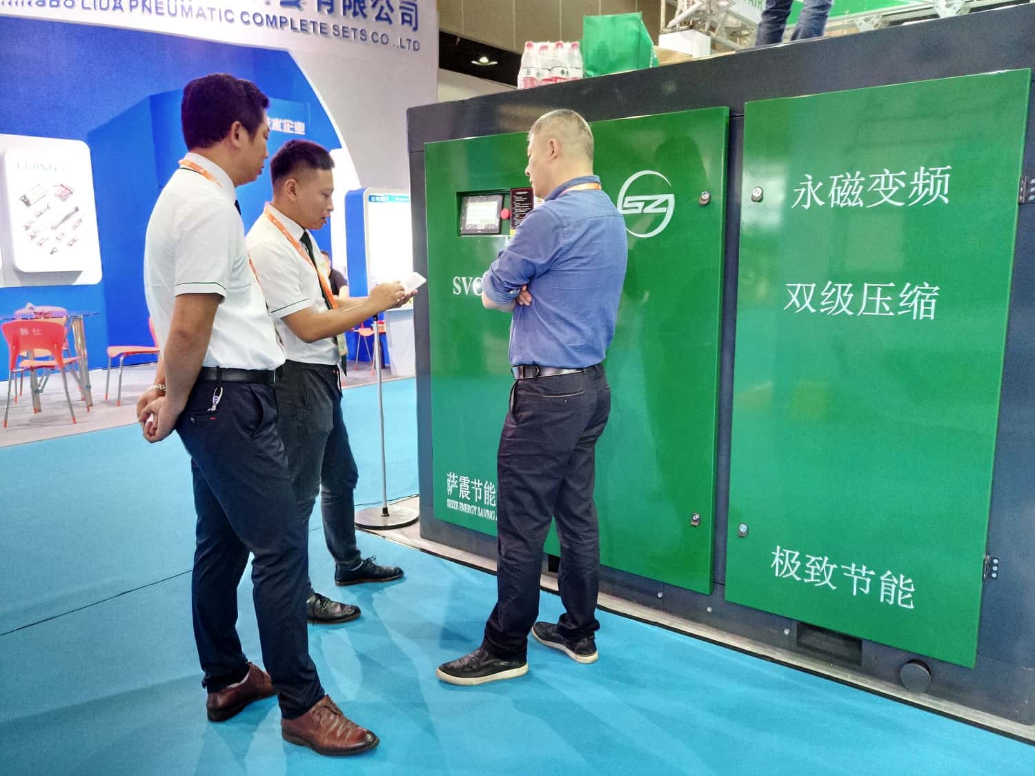 為客戶講解薩震節(jié)能空壓機(jī)