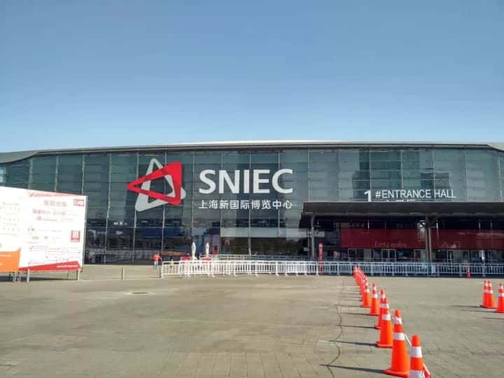 上海新國際博覽中心1號門,薩震節(jié)能空壓機拍攝