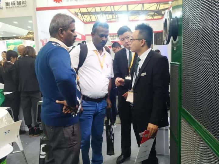 國外訪客在薩震節(jié)能空壓機機器前駐足交流