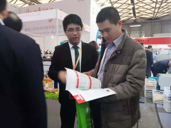 薩震節能空壓機工作人員為訪客介紹