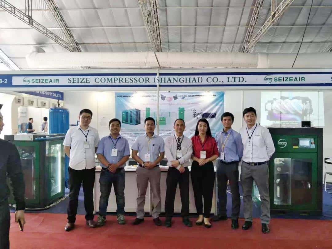 薩震節能空壓機越南胡志明展位前合影