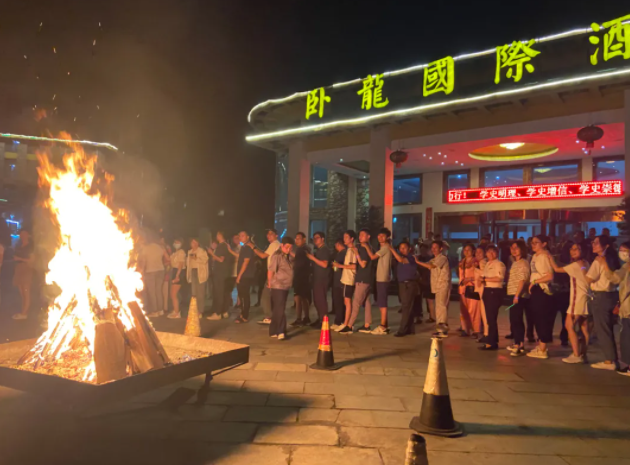 薩震空壓機(jī)到達(dá)酒店后,晚上舉辦篝火晚會(huì),大家載歌載舞,非常開心!