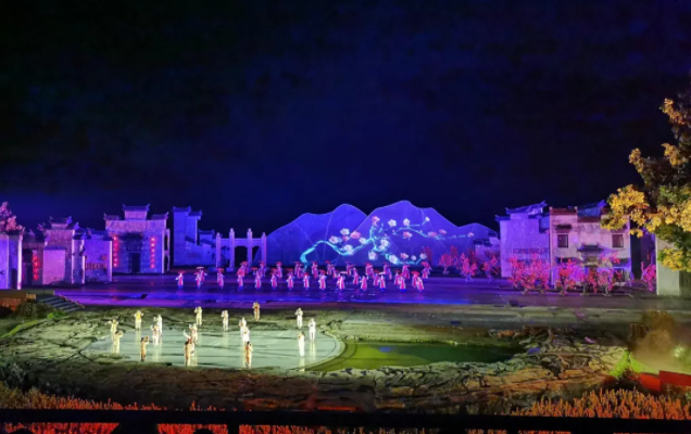 晚上,大家又觀看了大型山水實(shí)景表演《夢(mèng)里老家》