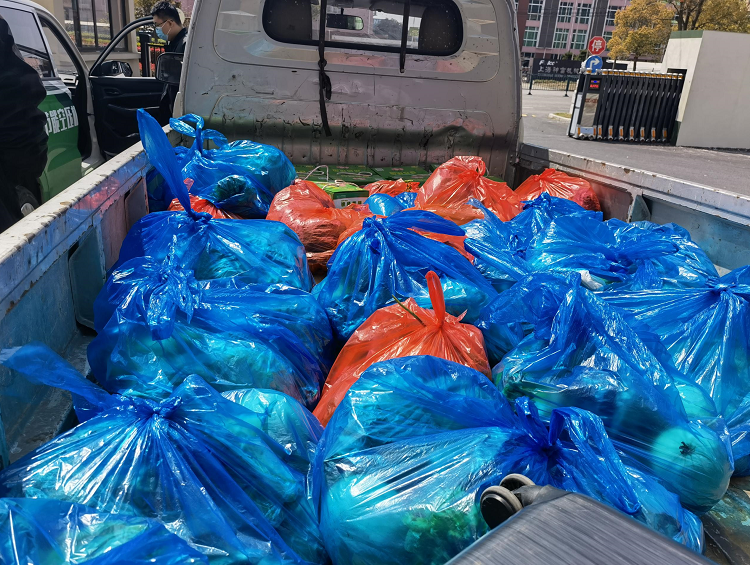 薩震公司安排車輛送菜到封控人員小區門口